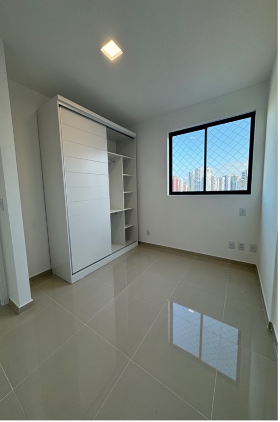 Quarto com guarda-roupa