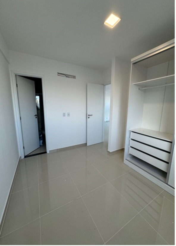Suíte com guarda-roupa planejado