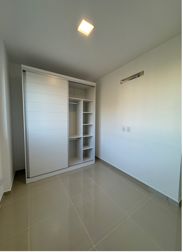 Quarto 2 com guarda-roupa