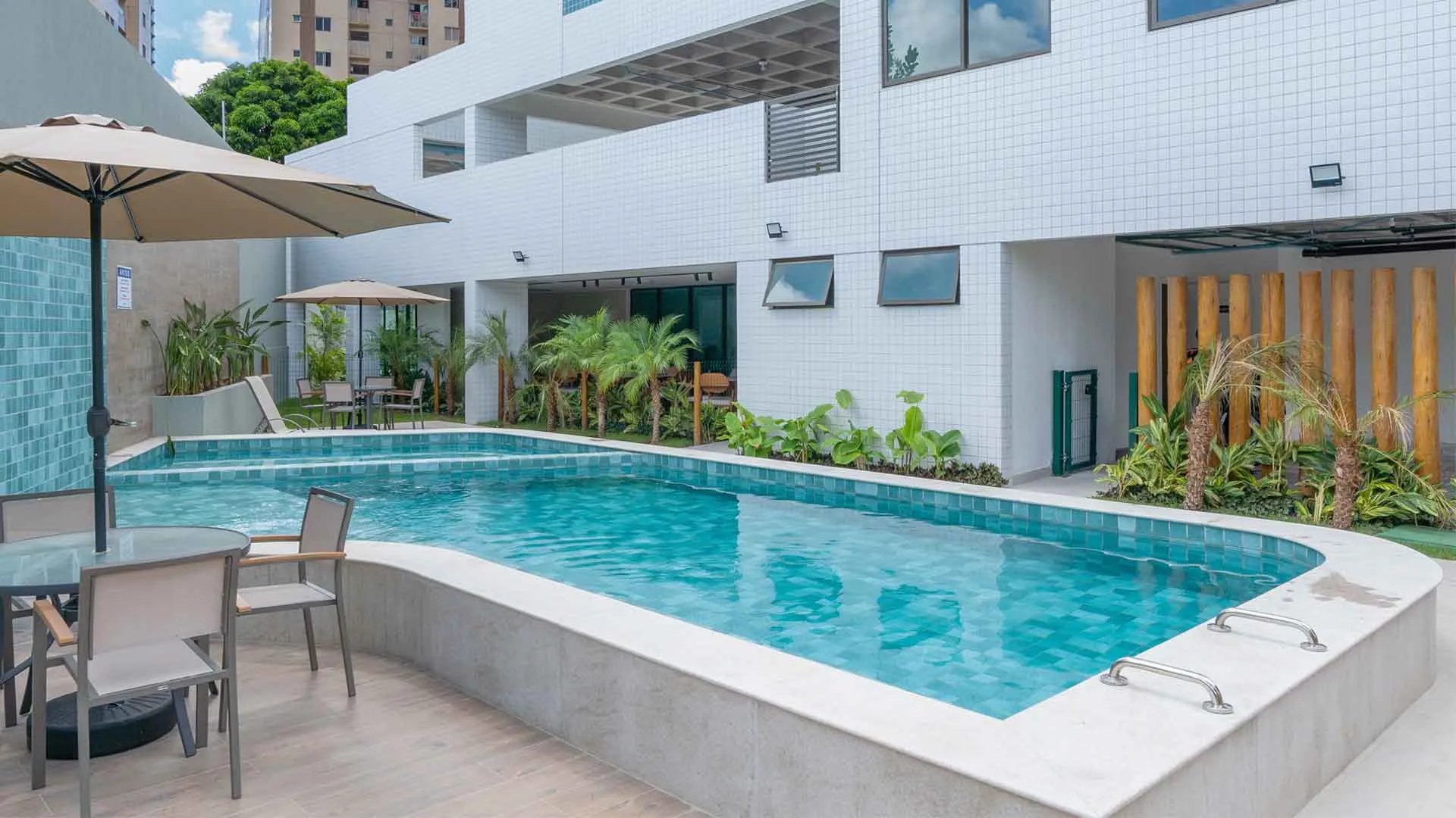 Piscina adulto e infantil com deck molhado