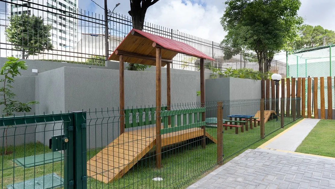 Playground com muro montessoriano